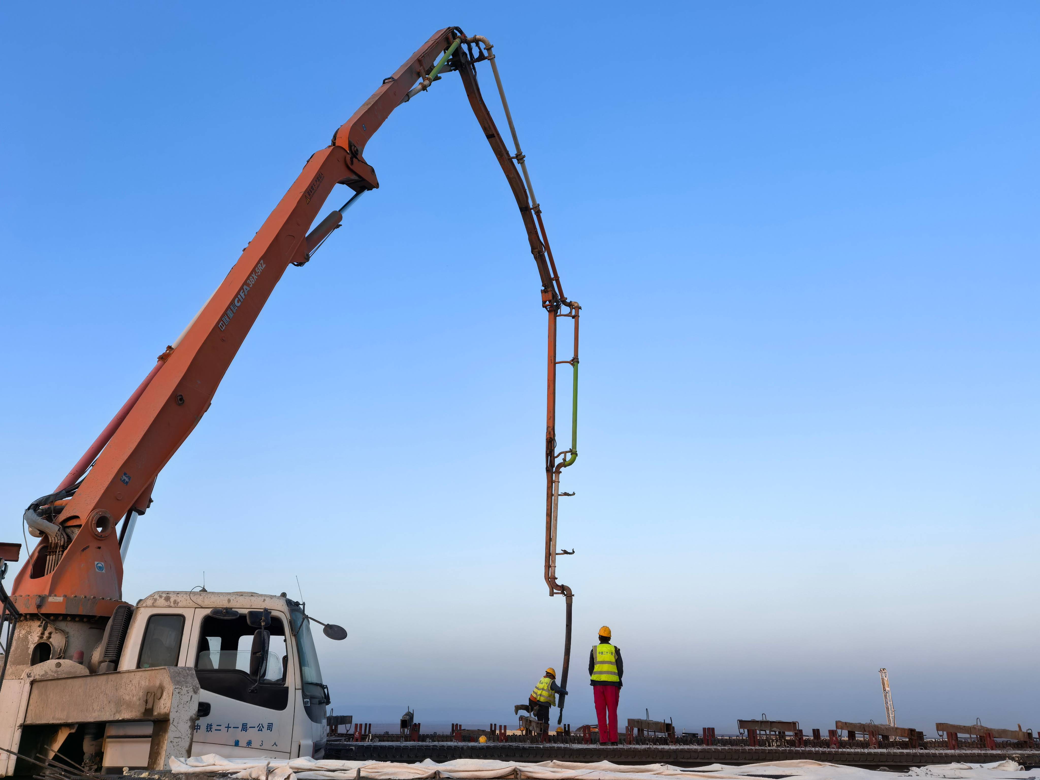 中鐵二十一局G575線公路項目箱梁預(yù)制圓滿完成 1